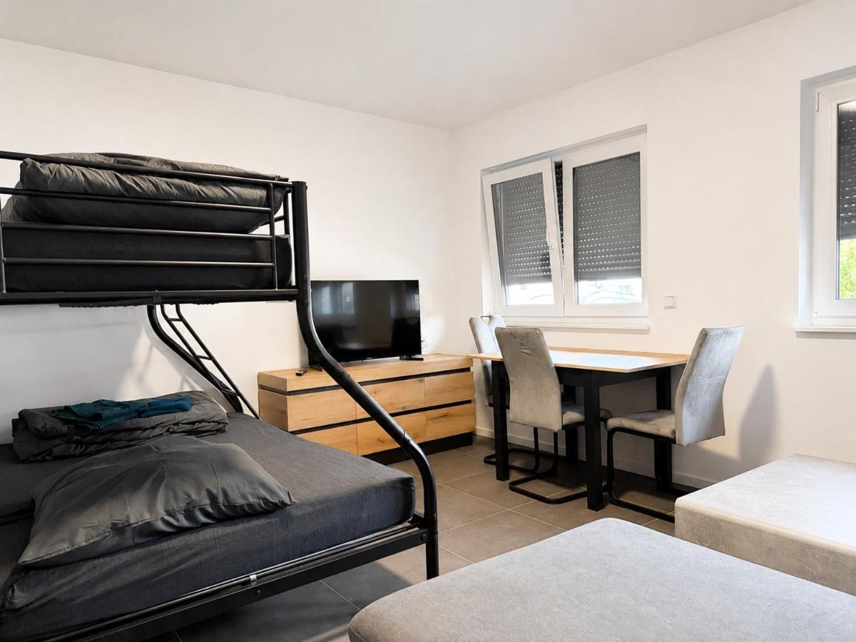 Zimmer mit Tisch
