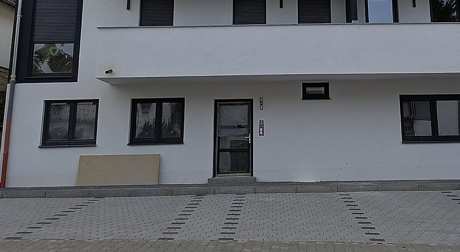 Eingang im Erdgeschoss, Hausnummer 45